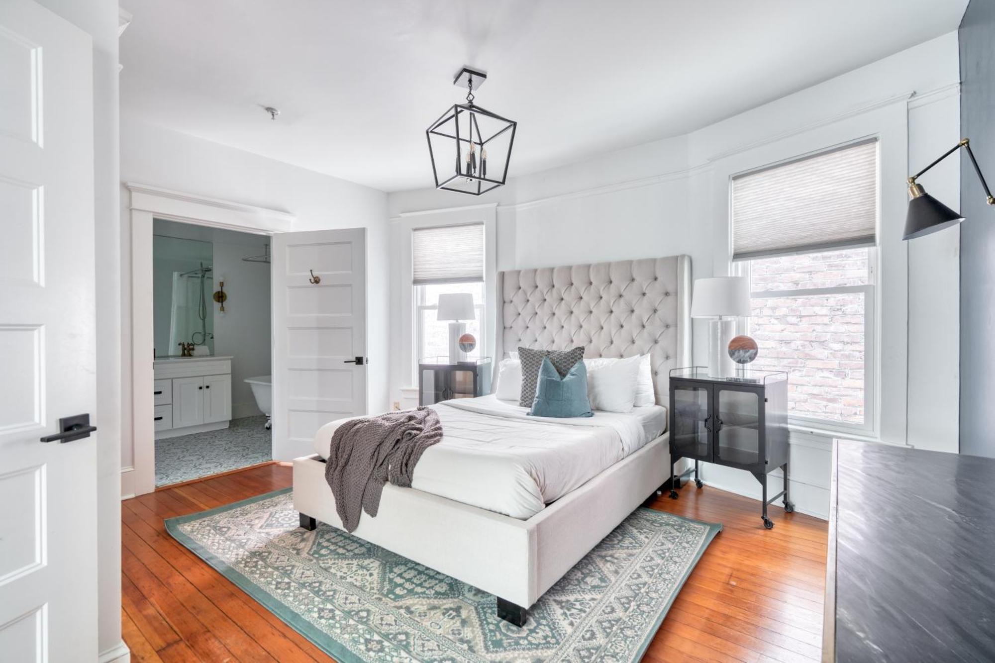 Collection - Elegant World's Fair 4br 97 Walkscore *